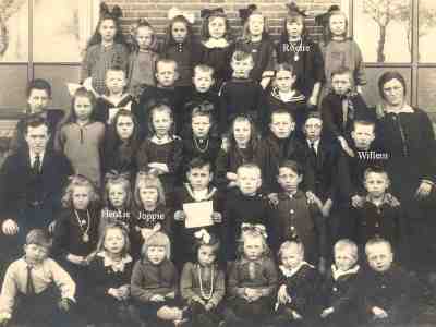 Schoolfoto School met de Bijbel in Zandpol in 1923