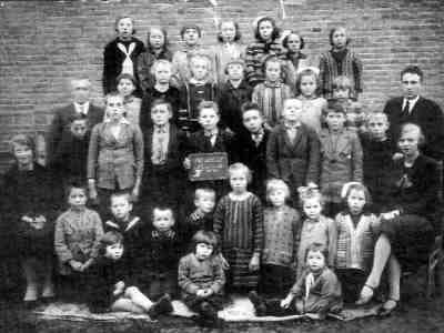 Schoolfoto School met de Bijbel in Zandpol in 1929