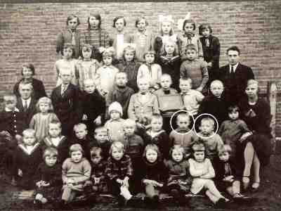 Schoolfoto School met de Bijbel in Zandpol in 1930