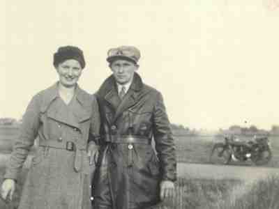 Jannes en Henkie Timmerman met de motor