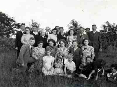 Groepsfoto bij het huwelijk van Bertus en Griet Bouwman