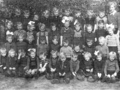 Kleuterleidster Eppy Bouwman op School met de Bijbel in Zandpol