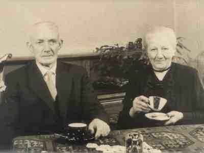 Albert Bouwman en Egbertien Brouwer op de boerderij in Wijster