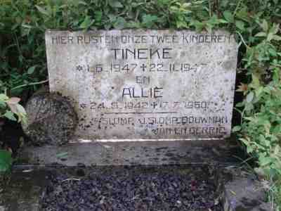 Tineke en Allie Slomp begraafplaats Hoogeveen