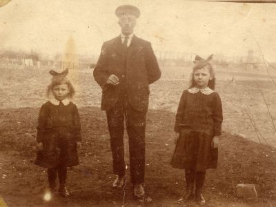 Albert Bouwman en zijn nichtjes Hendrikje (links) en Arendina