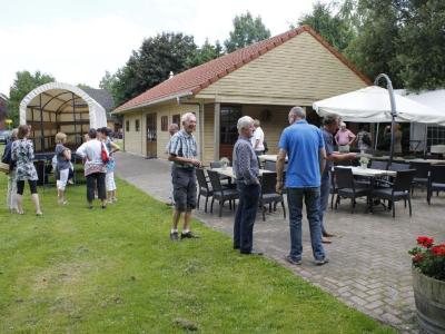 klaaarmaken voor een huifkartocht naar het Boomkroonpad