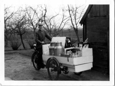 Jan Bouwman op de melkkar